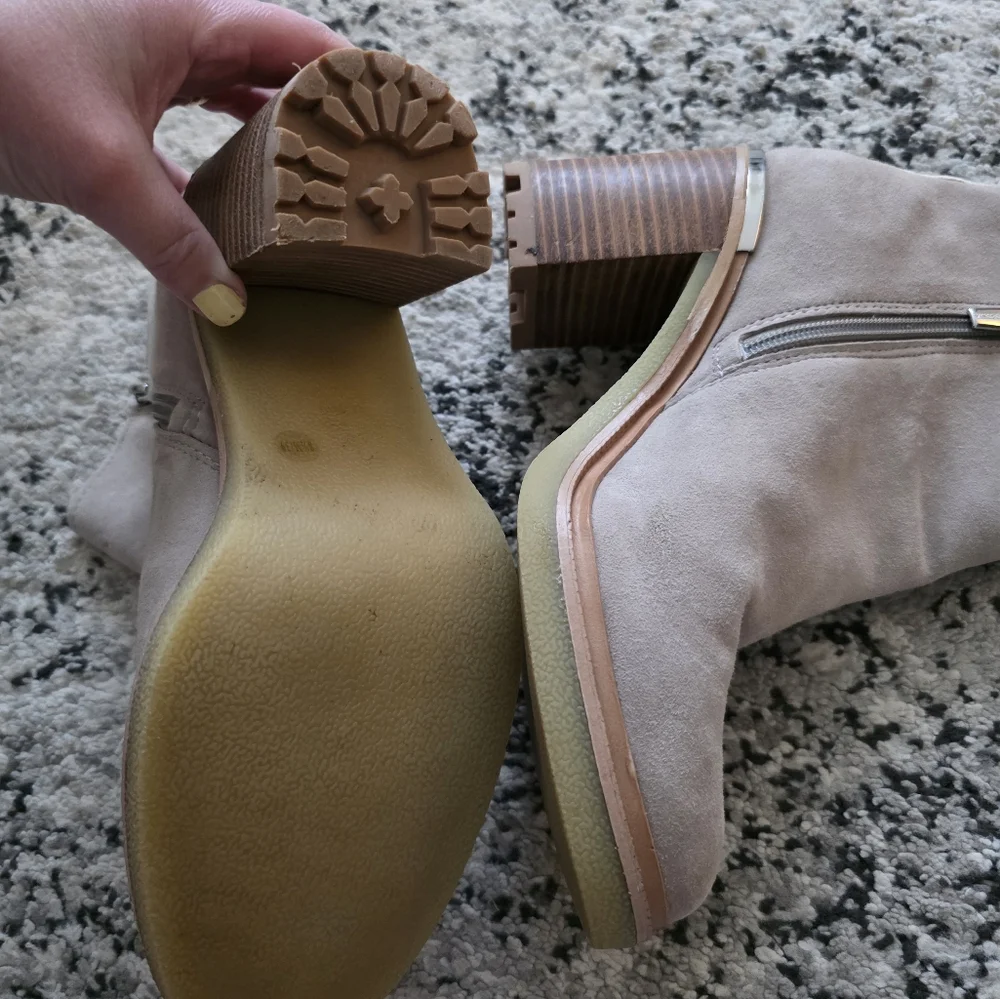 Vince Camuto Suede Lug Sole Block Heel Boots Womens Size 8.5 Gray Beige Boho